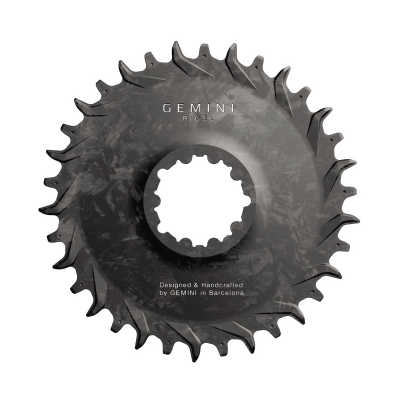 Disco preto para bicicleta com textura de carbono e texto GEMINI, RIGEL, desenhado e feito à mão em Barcelona