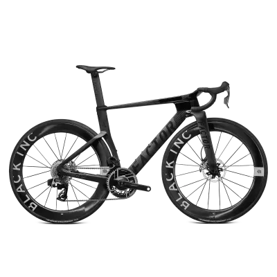 Bicicleta preta de corrida com rodas de carbono Black Inc e quadro Factor