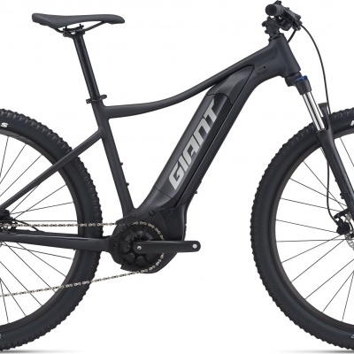 Bicicleta elétrica preta GIANT com pneus Maxxis e suspensão dianteira