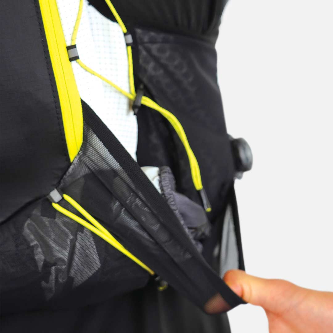 Mochila ou colete desportivo preto com detalhes amarelos e bolsos de rede