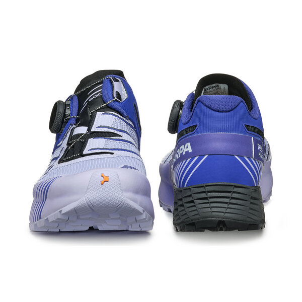 Sapatilhas desportivas azuis e lilás com sistema de aperto por disco vistas de frente e de costas