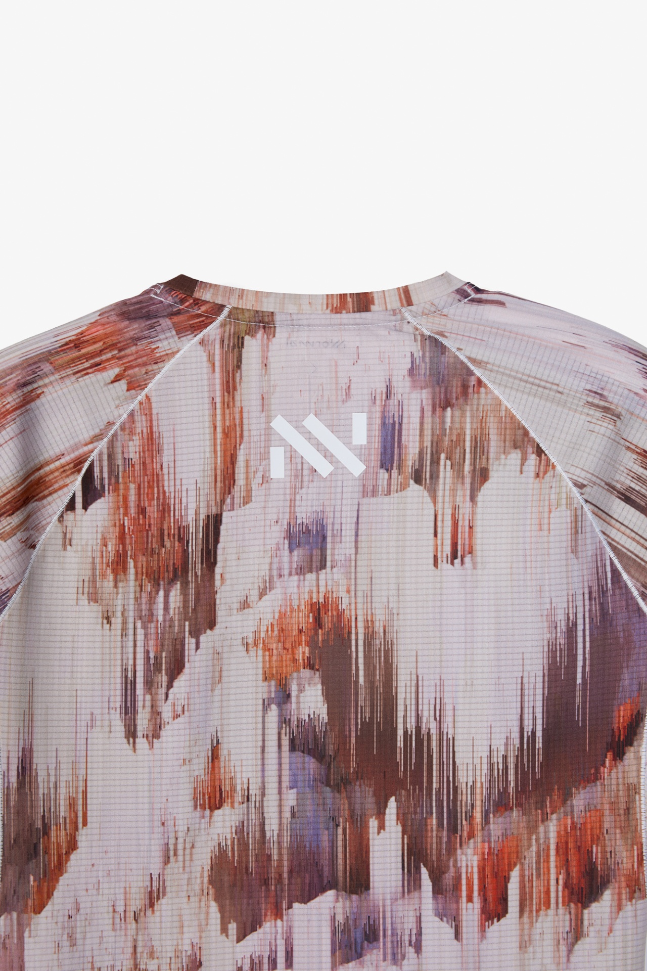 T-shirt com padrão abstrato e logótipo branco na parte de trás próximo da gola