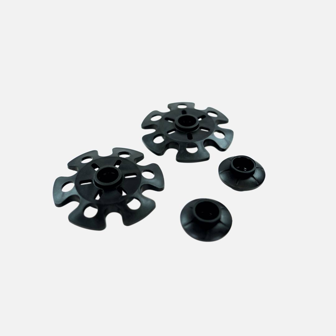 Conjunto de quatro peças de plástico preto sobre fundo branco