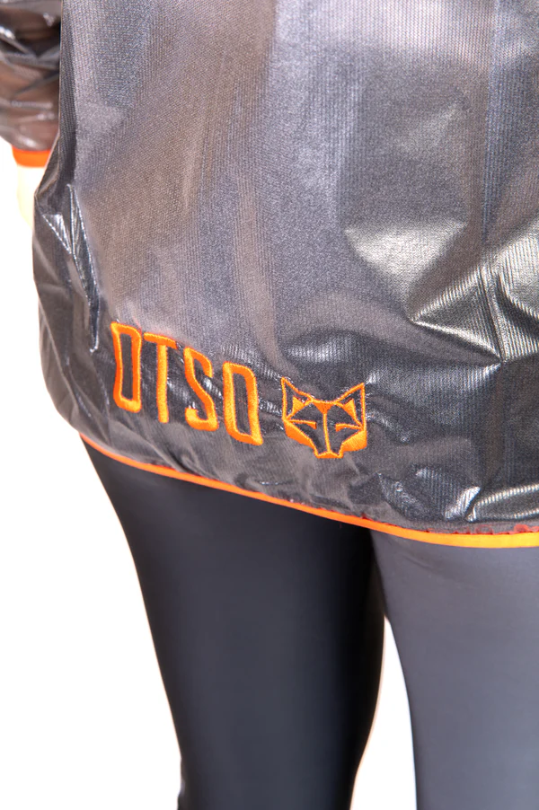 Peça de roupa desportiva cinza com texto OTSO e logótipo bordados em laranja