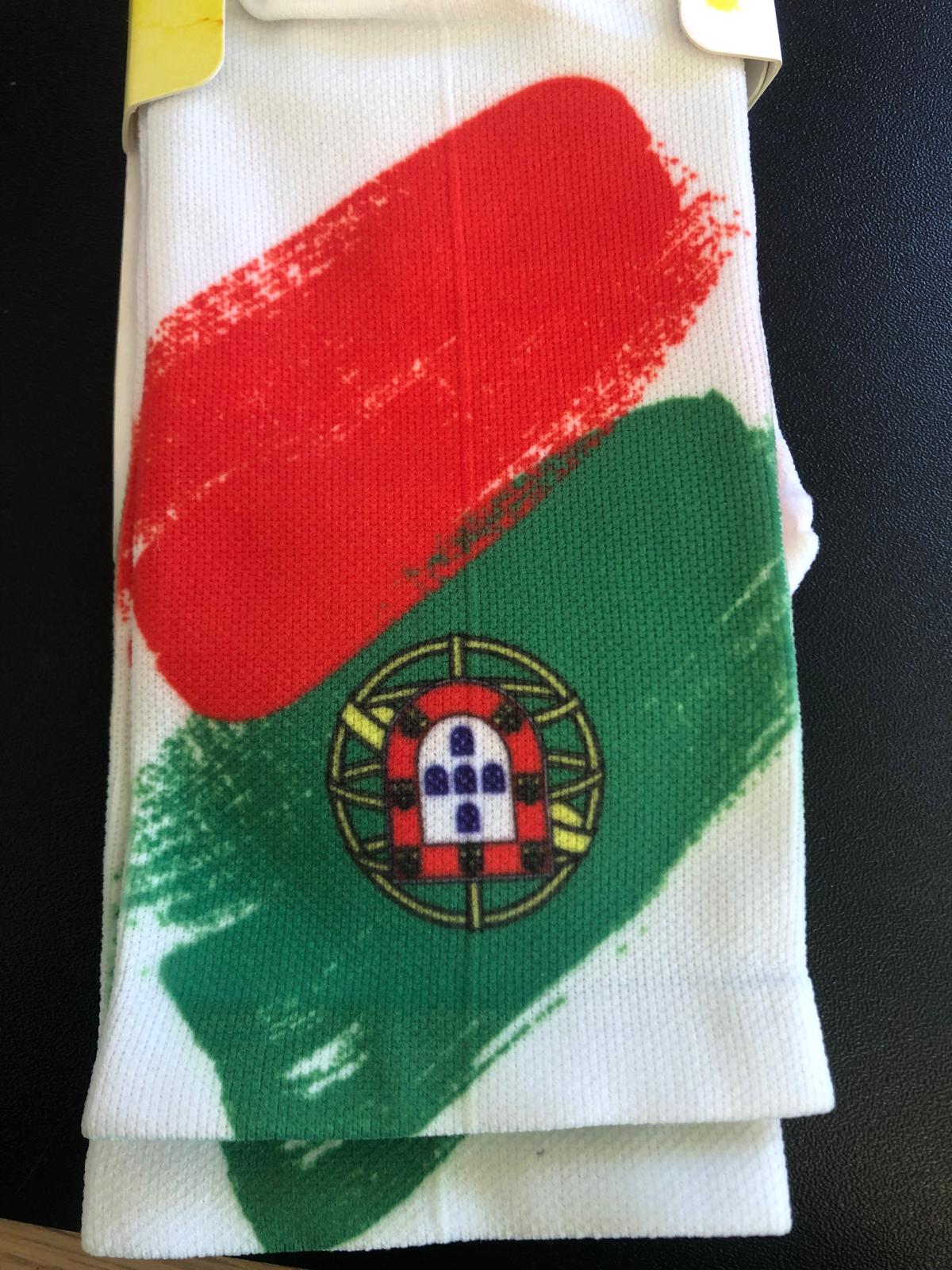 Meia branca com pinceladas vermelha e verde e emblema circular colorido