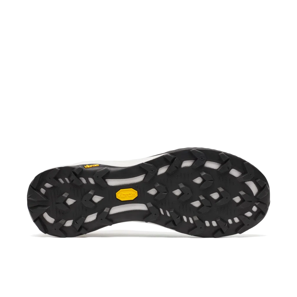 Sola preta antiderrapante de ténis com etiquetas amarelas Vibram