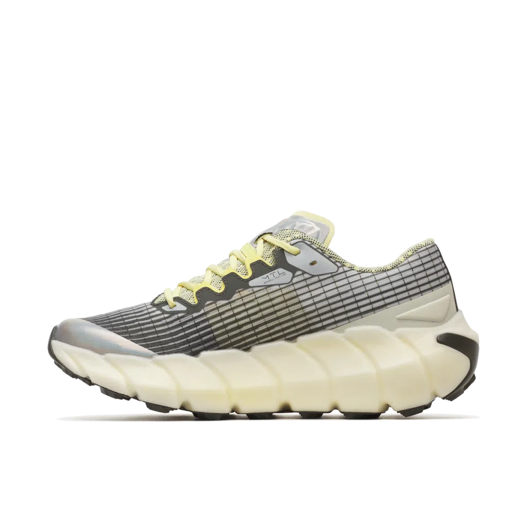 Ténis desportivos cinzentos com sola branca e atacadores amarelos