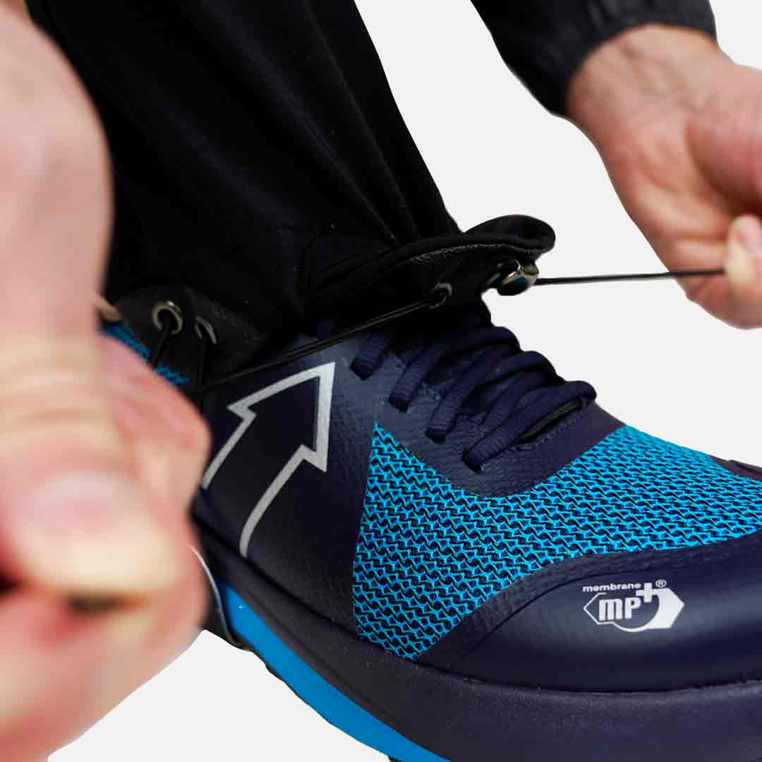 Ténis azul e preto com padrão de malha azul e logótipo membrane mp+