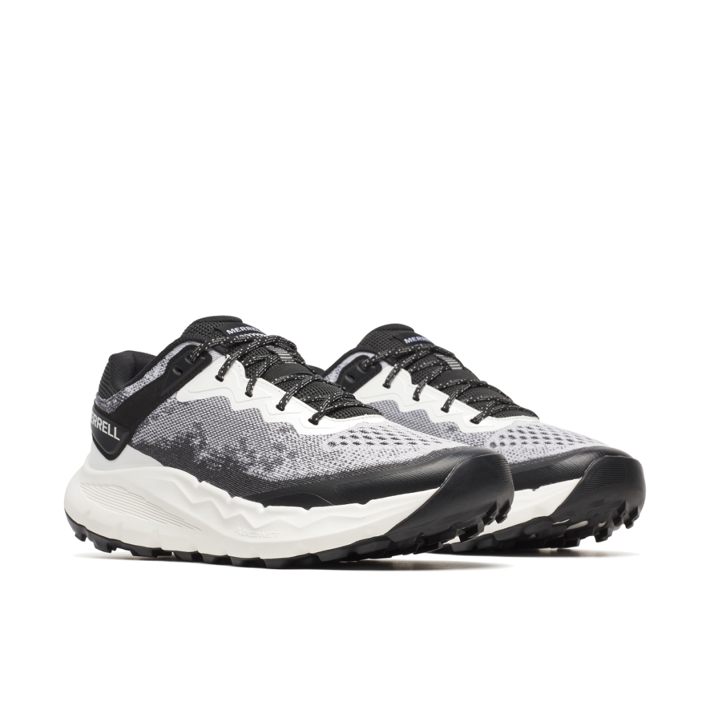 Par de ténis desportivos Merrell cinza, branco e preto em fundo branco