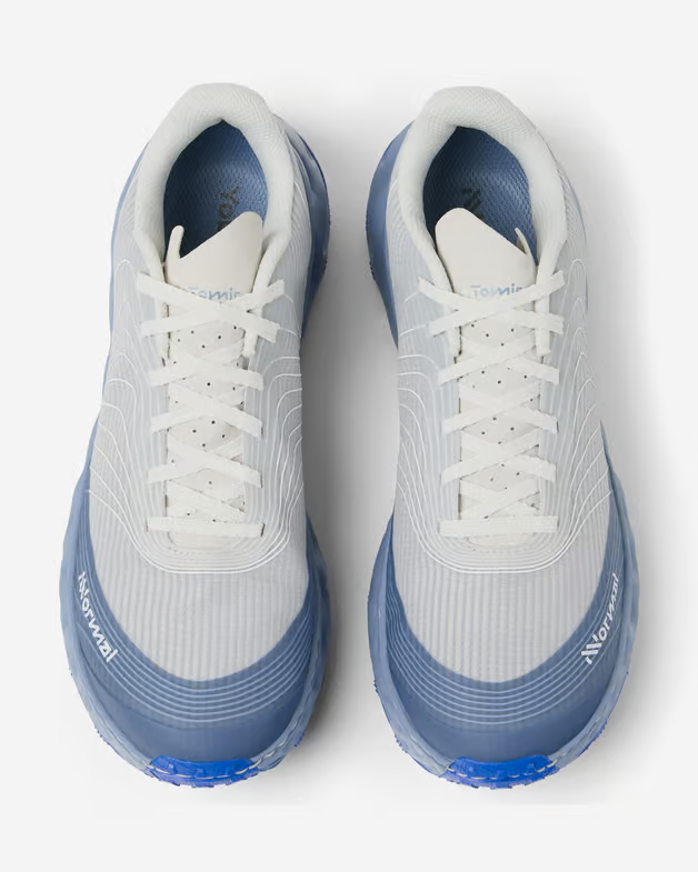 Par de sapatilhas desportivas brancas e azuis com atacadores brancos