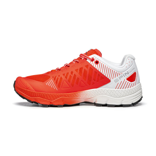 Ténis desportivo vermelho e branco com sola preta e branca e texto SPIN na lateral