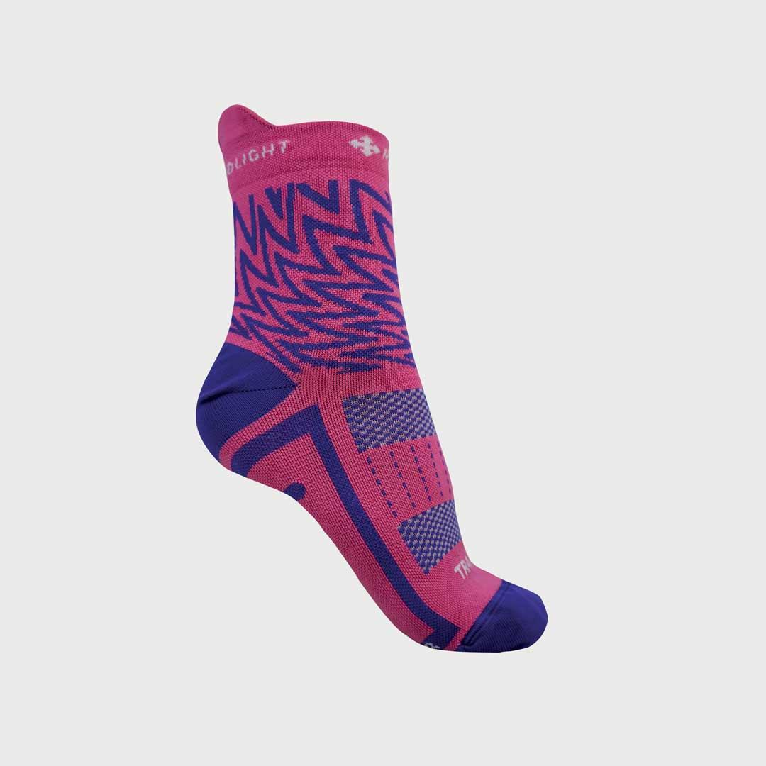 Meia desportiva cor de rosa e azul com padrão geométrico e texto DELIGHT