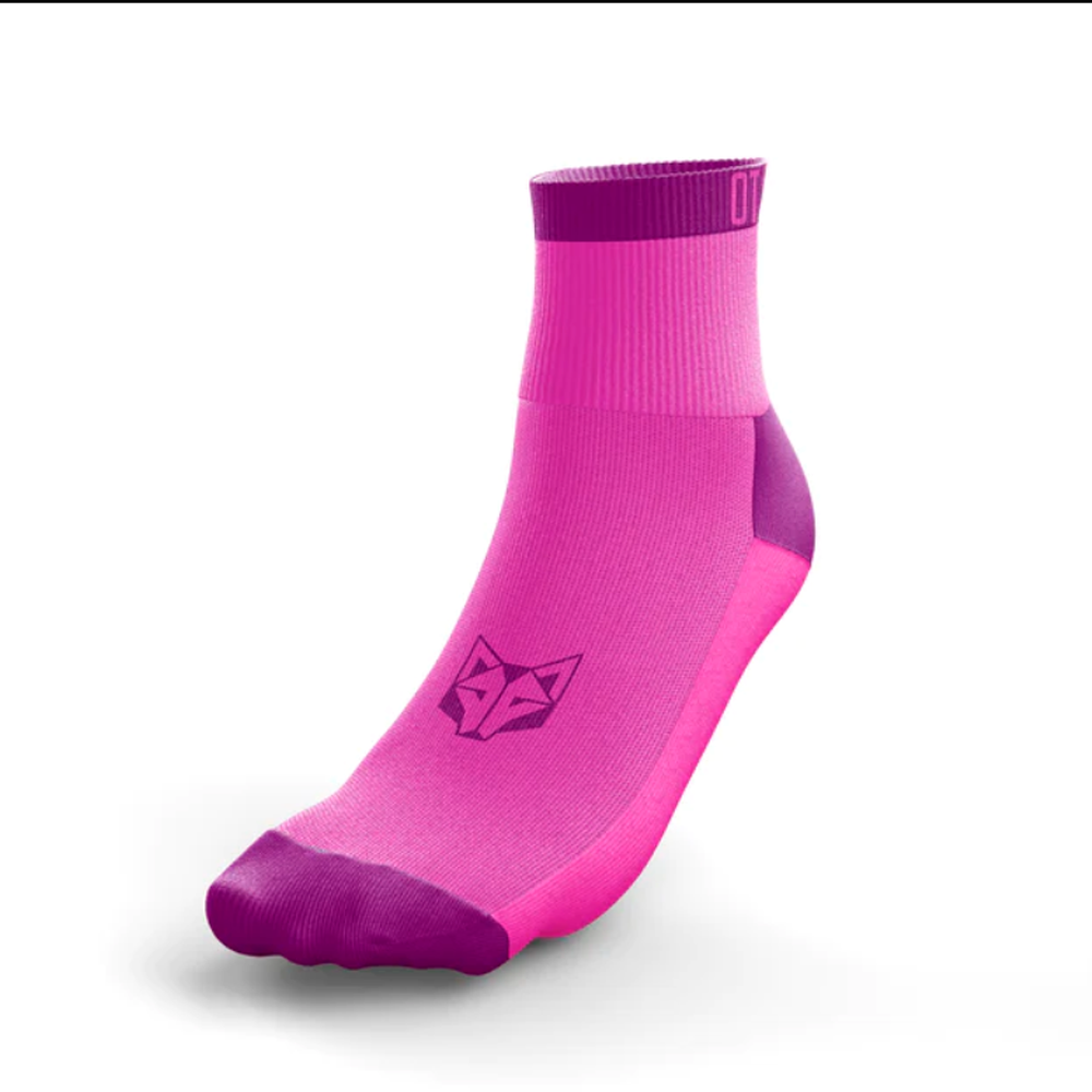 Meia desportiva cor-de-rosa com detalhes roxos e logótipo de raposa