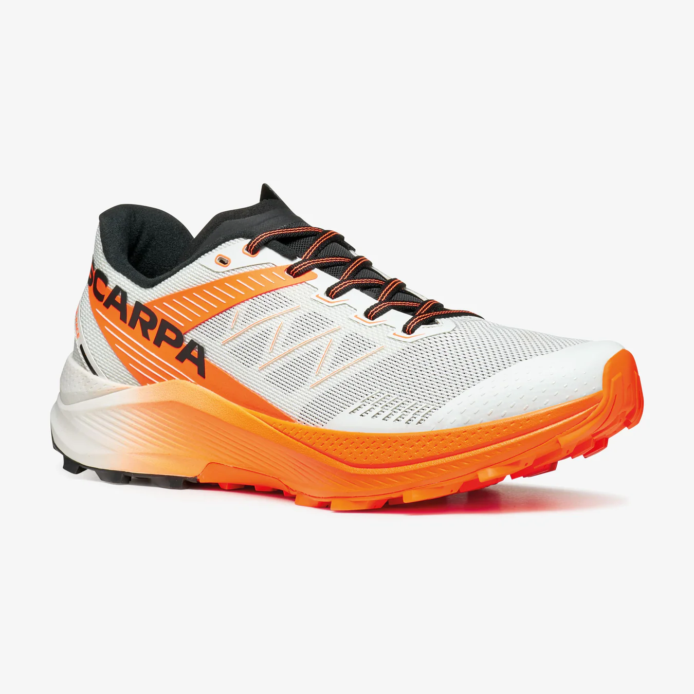 Ténis desportivos branco com detalhes laranja e texto SCARPA preto na lateral