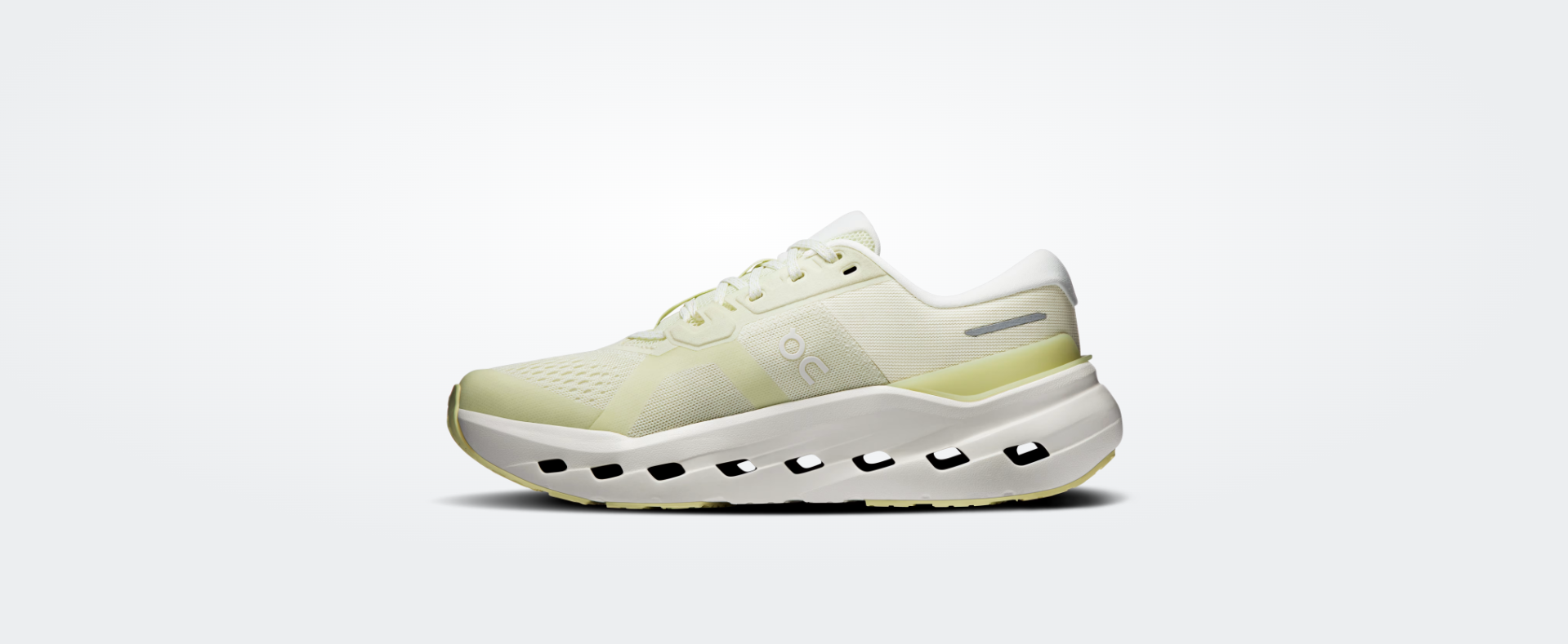 Ténis desportivos creme claro com sola branca e detalhes pretos