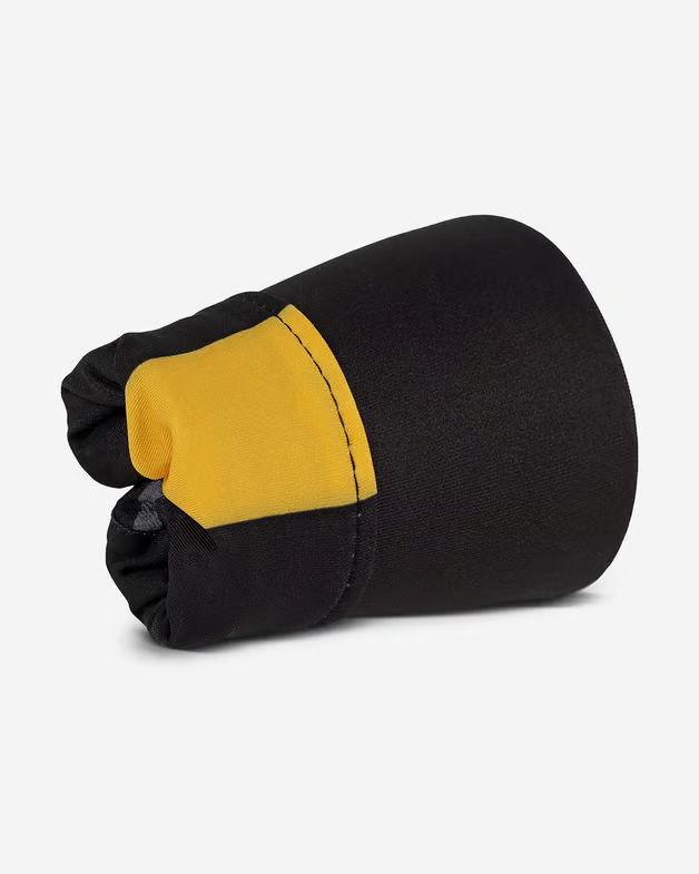 Mala ou saco dobrado preto com detalhe amarelo