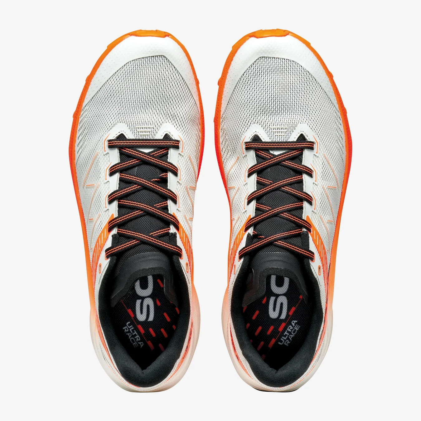 Par de sapatilhas desportivas cinzentas com detalhes em branco e laranja e atacadores pretos com linhas laranja