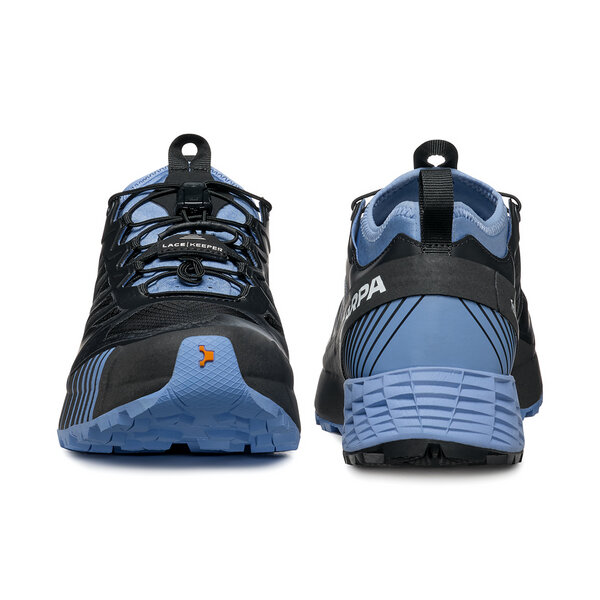 Sapatilhas desportivas azuis e pretas vistas de frente e atrás