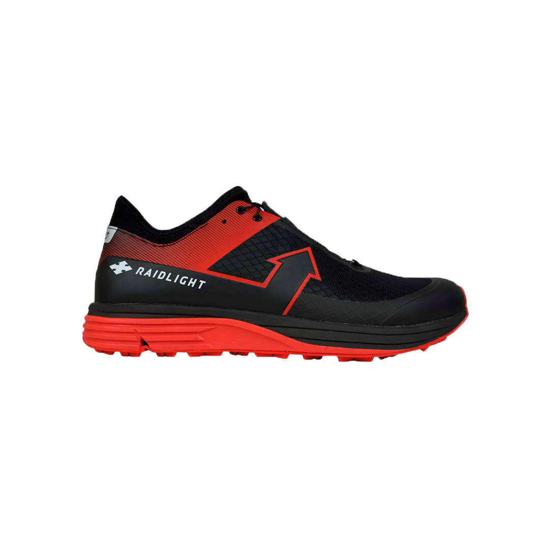 Ténis desportivo preto e vermelho de corrida com sola vermelha