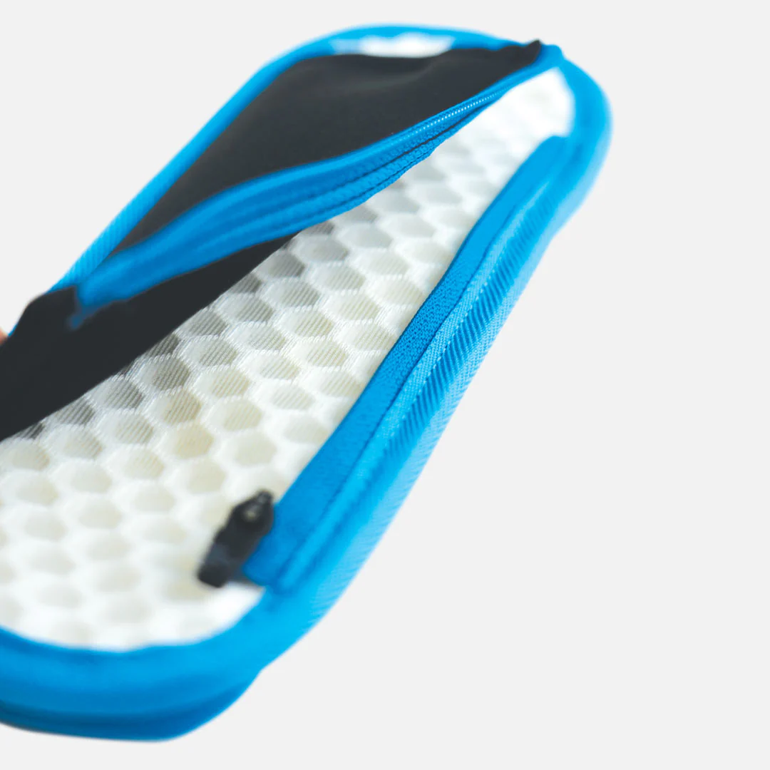 Estojo ou bolsa fina azul e preto com interior branco padrão hexagonal