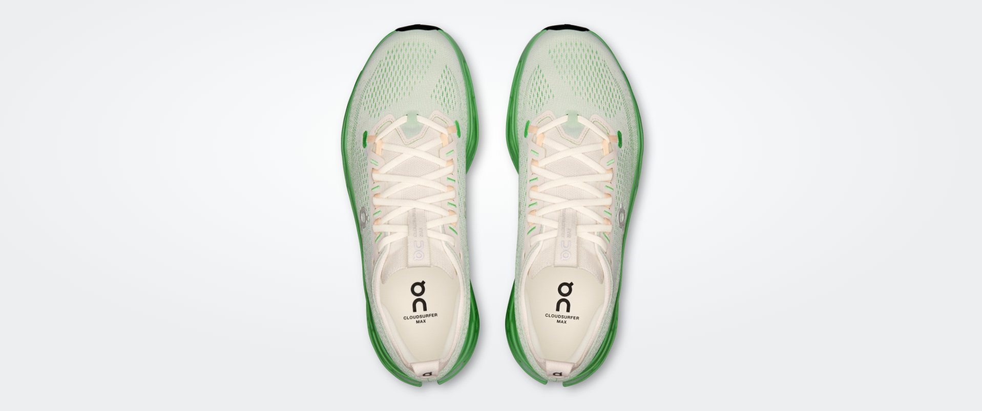 Par de sapatilhas desportivas verdes e brancas vista de cima