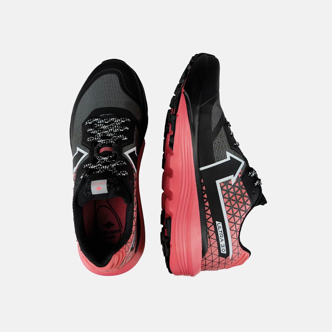 Ténis de corrida preto e vermelho com padrão geométrico e texto 'OVER 2'