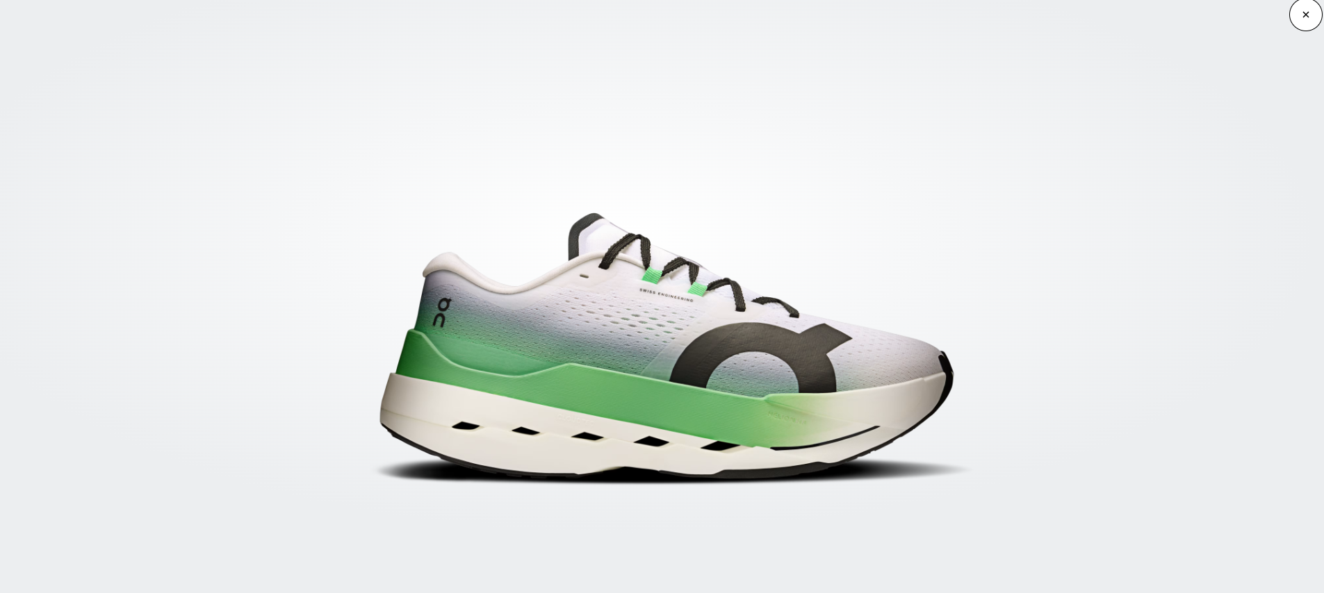 Ténis desportivos verde e branco com sola grossa e logótipo preto