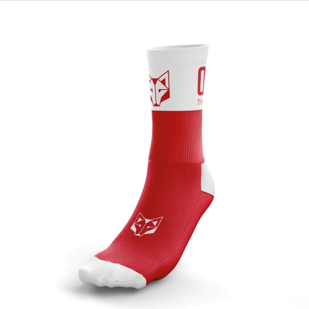 Meia desportiva vermelha e branca com padrão de raposa e texto