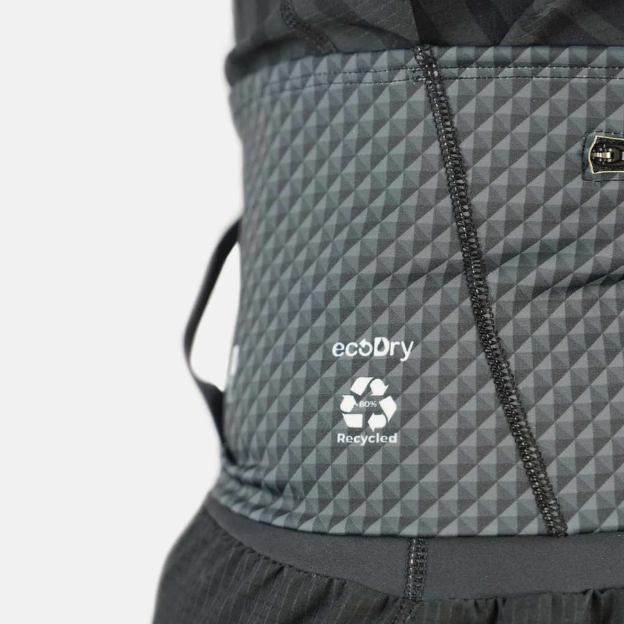 Peça de roupa desportiva cinzenta com padrão triangular e texto ecoDry 80% Recycled