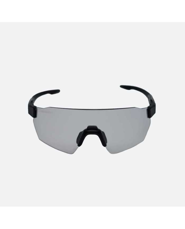 Óculos desportivos com lentes fumadas e armação preta