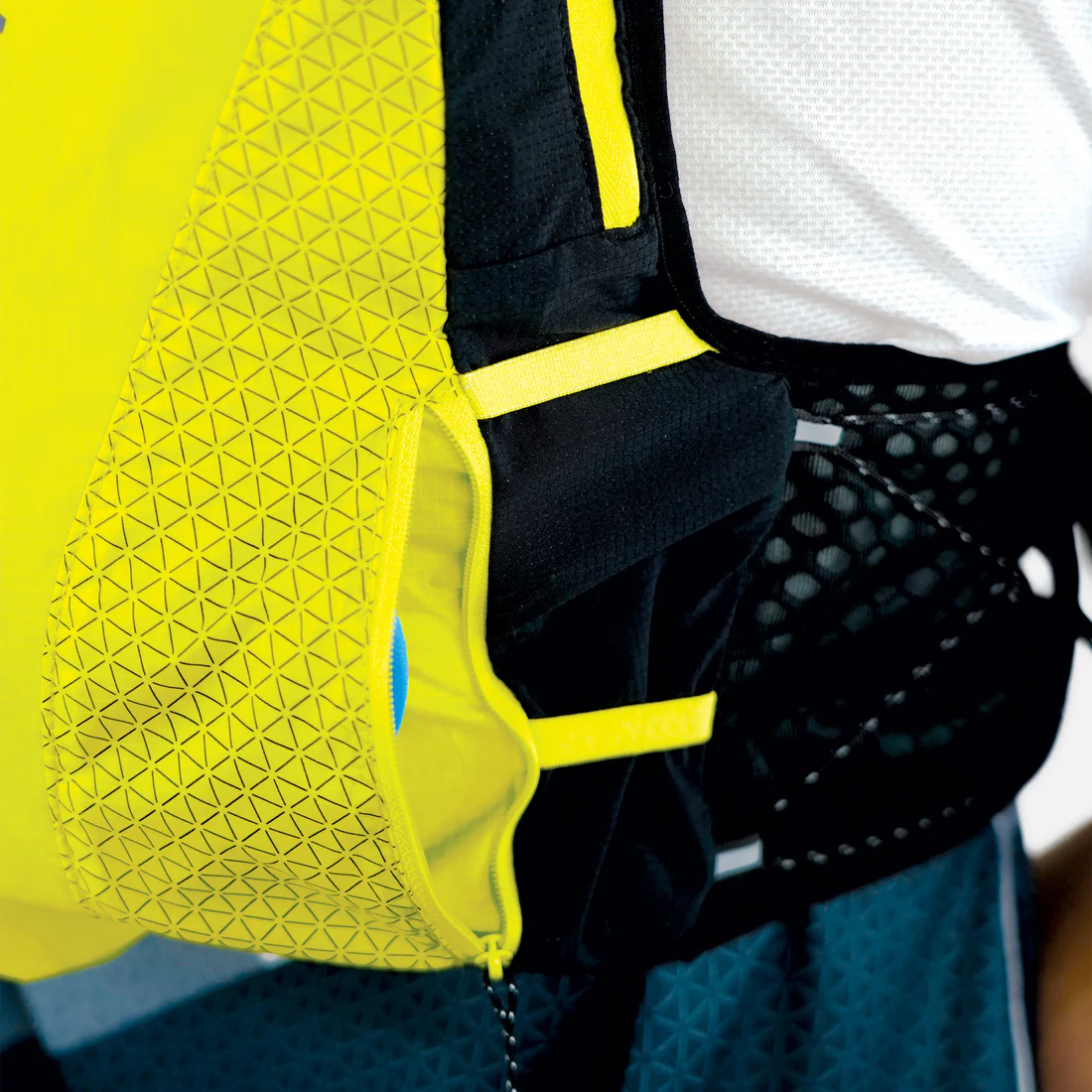 Coletor desportivo amarelo e preto com padrão geométrico e tecido de malha