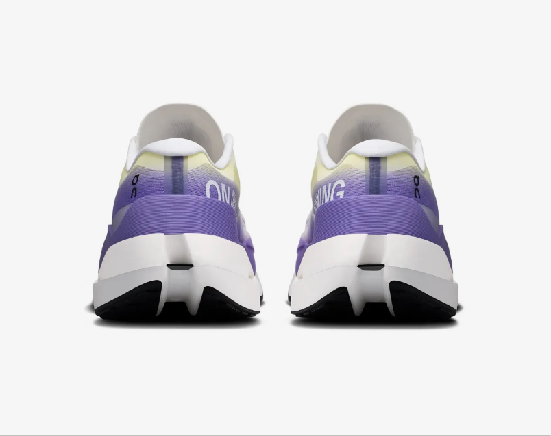 Sapatilhas desportivas brancas, lilás e amarelas vista de trás