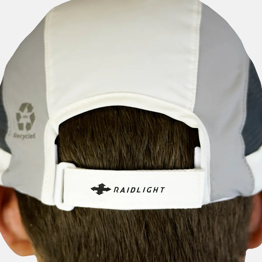 Boné desportivo branco e cinzento com logo RAIDLIGHT e símbolo de reciclagem