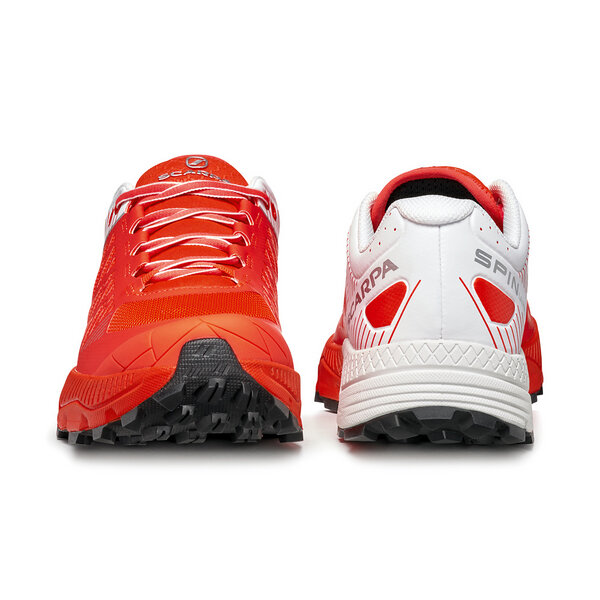 Sapatilhas vermelhas e brancas vistas de frente e de trás