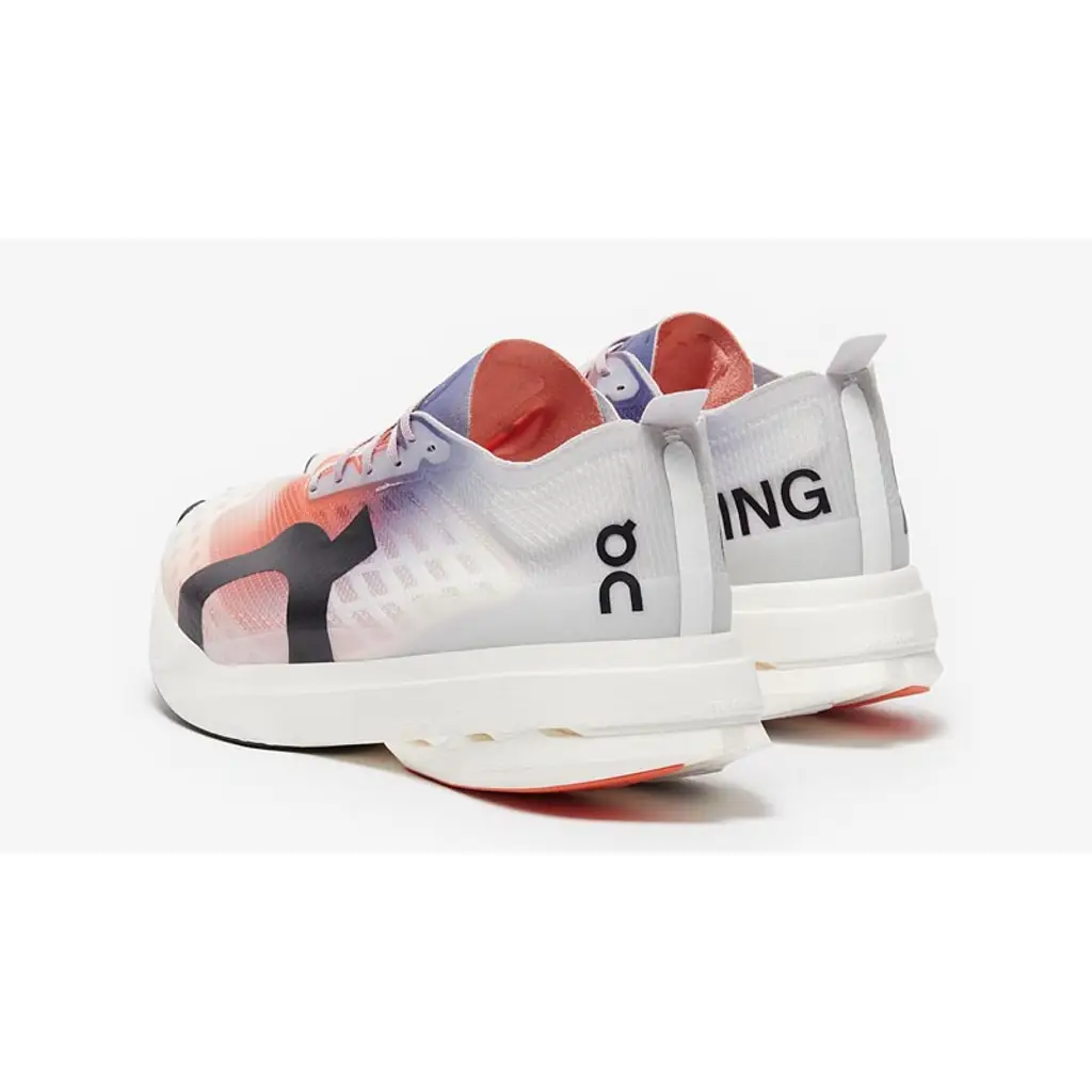 Ténis desportivos coloridos com sola branca e marcas pretas ON e ING no calcanhar