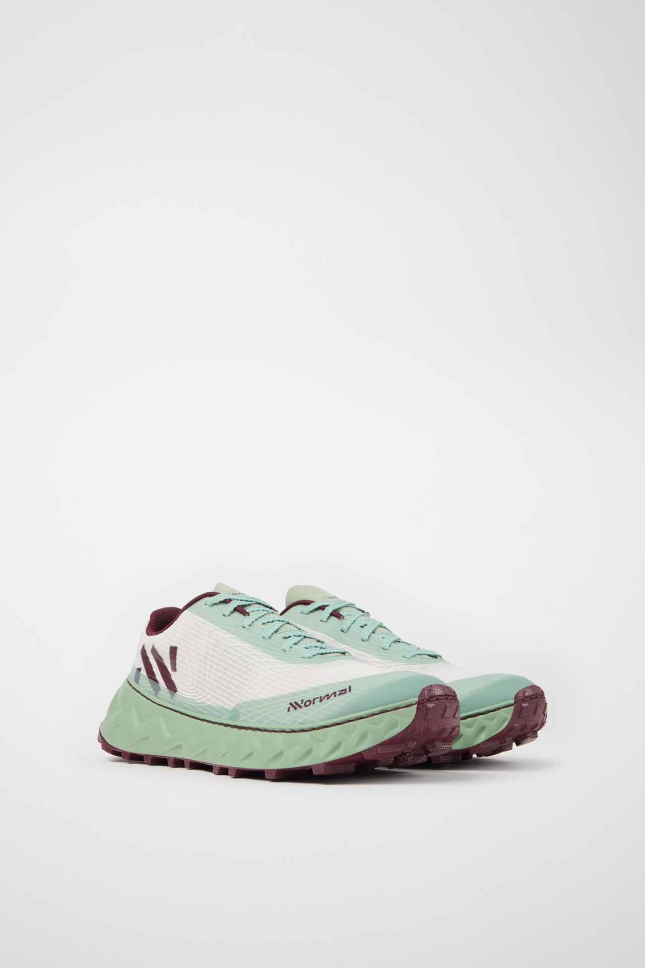 Sapatilhas desportivas verde menta, branco e bordeaux com sola ondulada e padrão geométrico