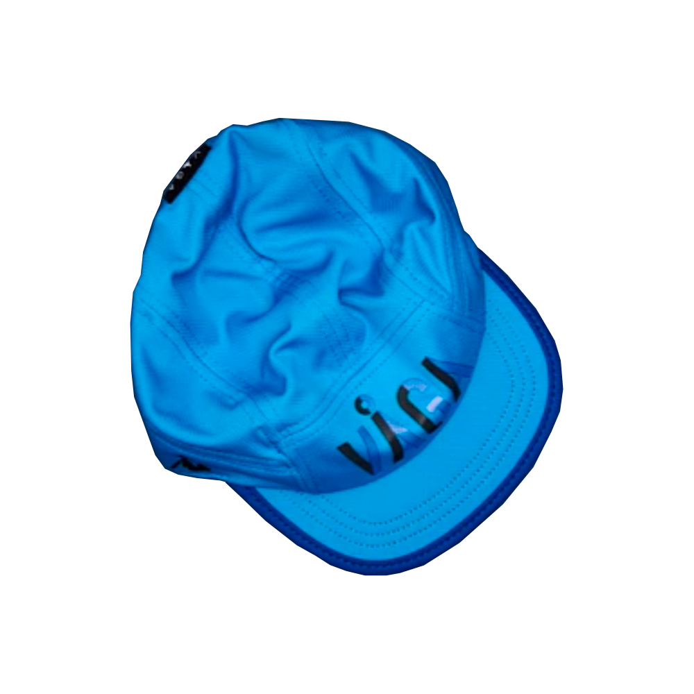 Boné azul claro com palavra VISCI na frente e etiqueta preta na lateral.