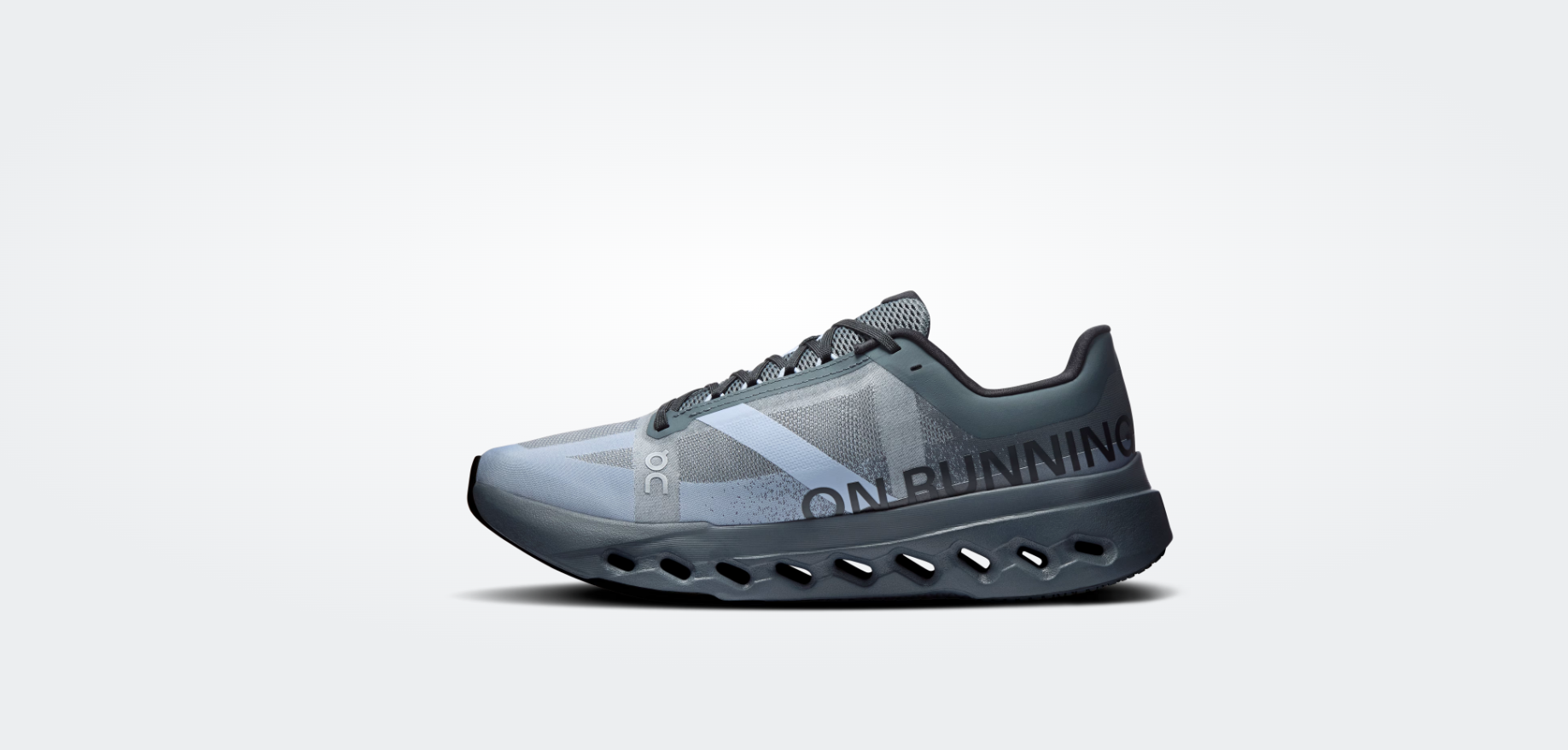 Ténis desportivos cinza com sola preta e escrita ON RUNNING