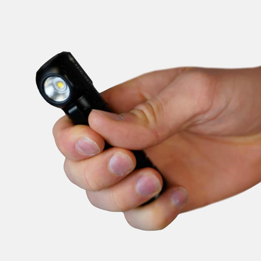 Mão a segurar uma lanterna LED preta pequena