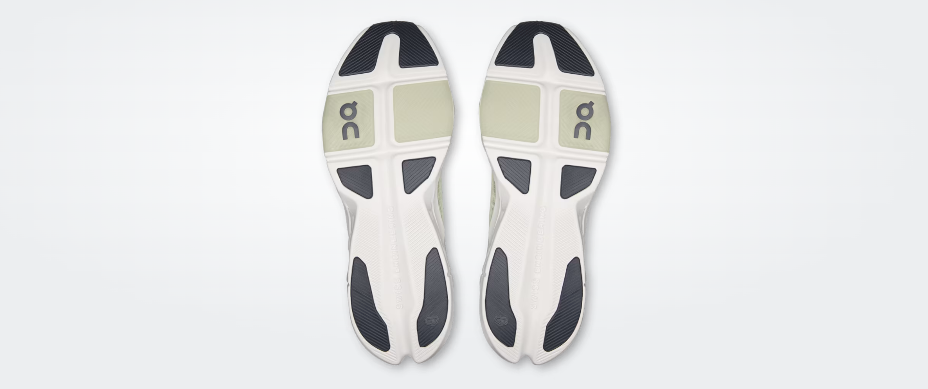 Solas de sapatilhas de corrida brancas com detalhes cinza e bege e logo ON