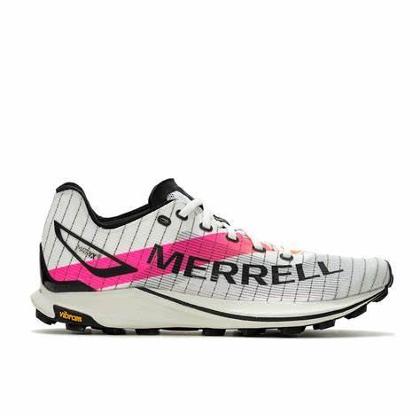 Tênis de corrida Merrell branco com riscas pretas e detalhe rosa.