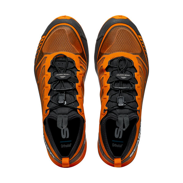 Sapatilhas desportivas laranja e preto da Skechers vistas de cima