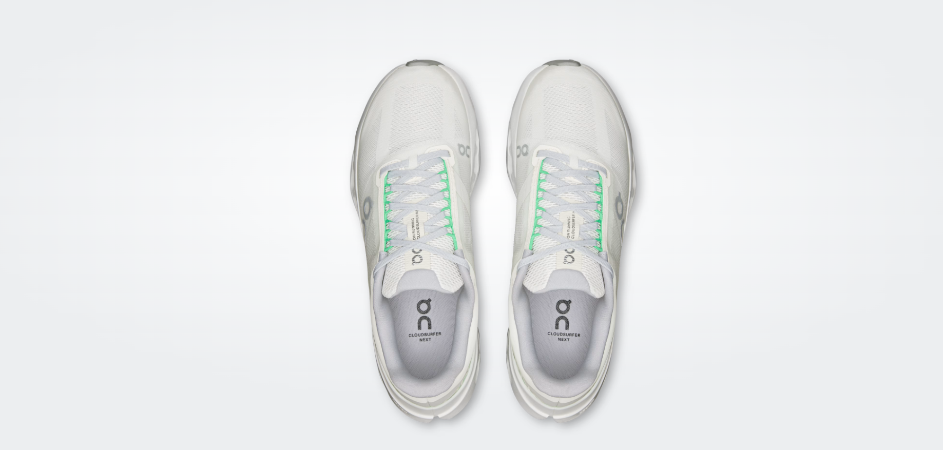 Par de sapatilhas desportivas brancas com detalhes cinzentos e verdes