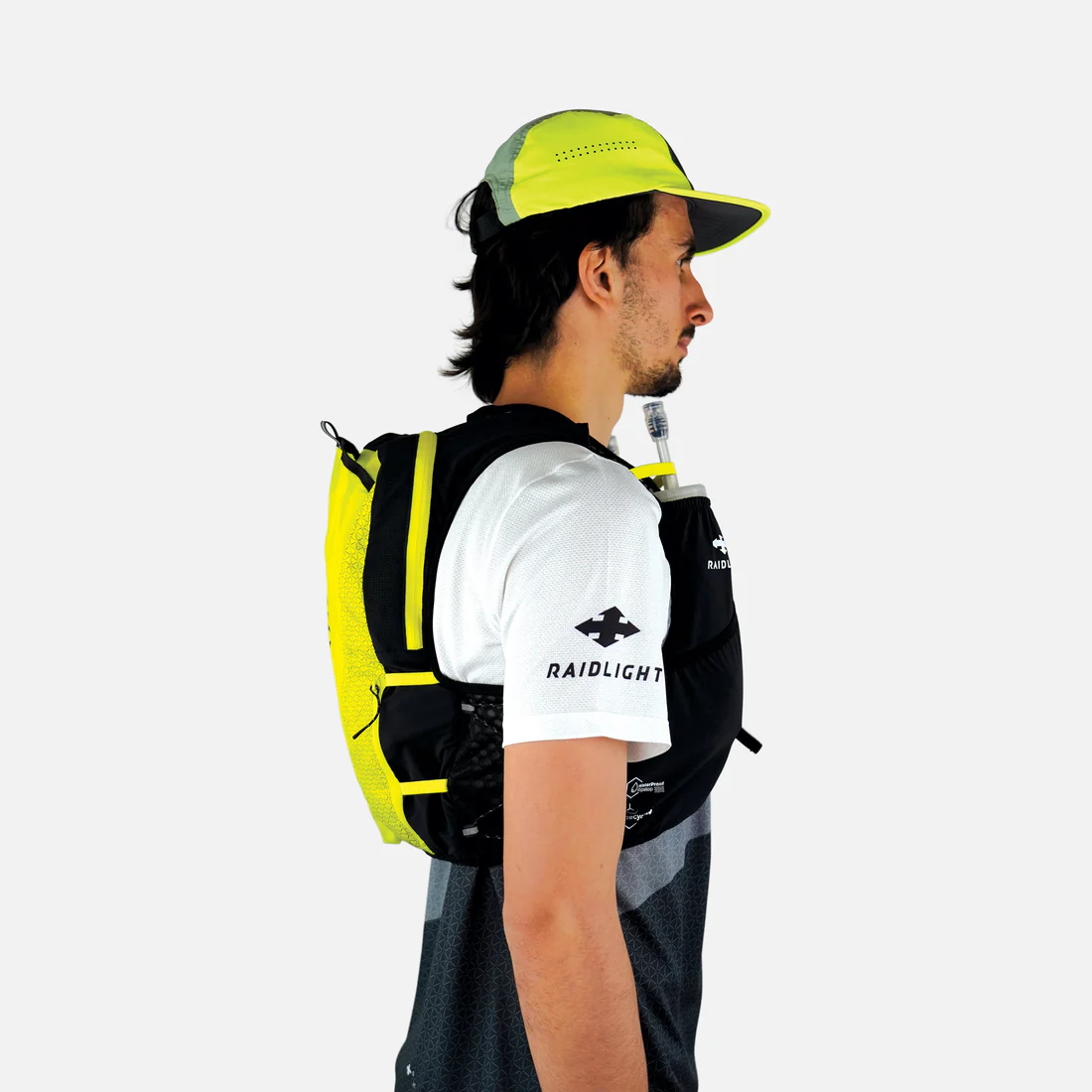 Homem com boné e mochila de hidratação RAIDLIGHT