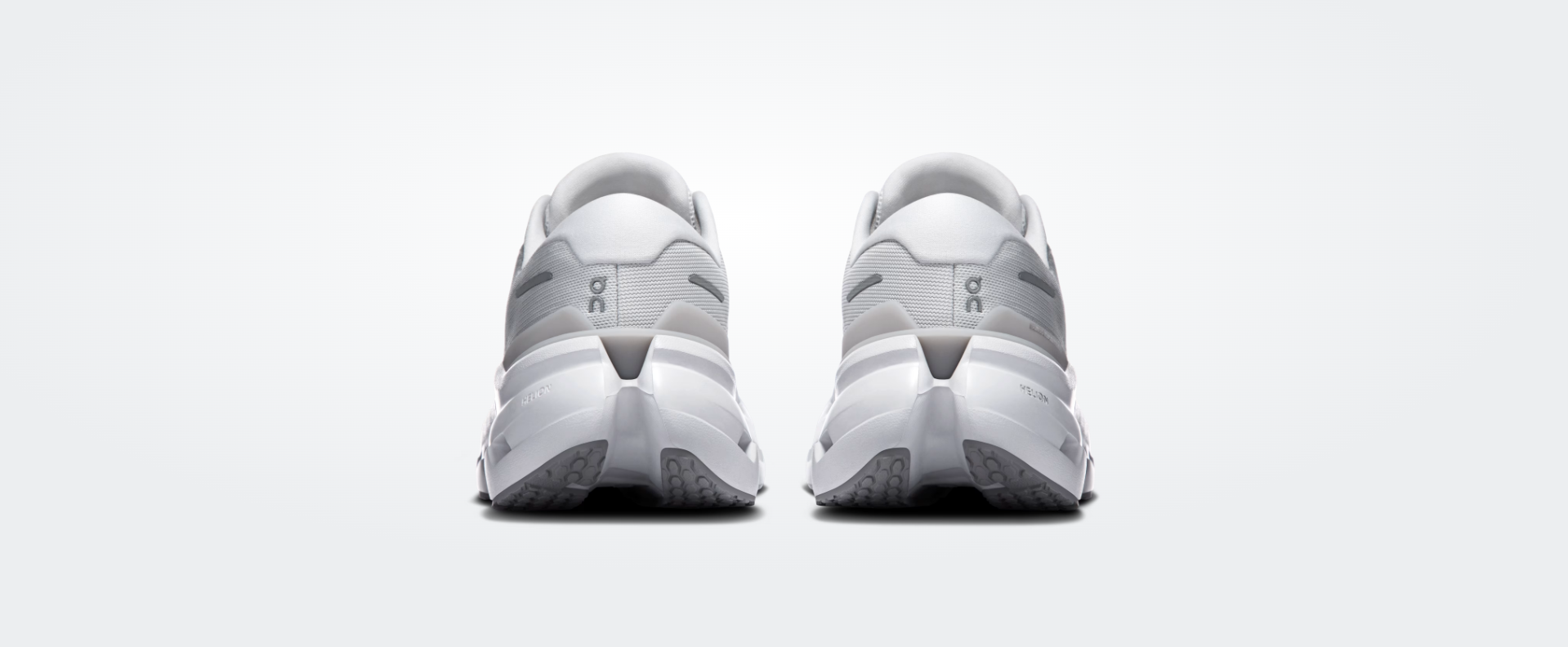 Ténis desportivos brancos vistos de trás