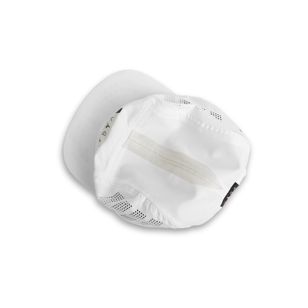 Boné branco com tecido perfurado e etiqueta preta