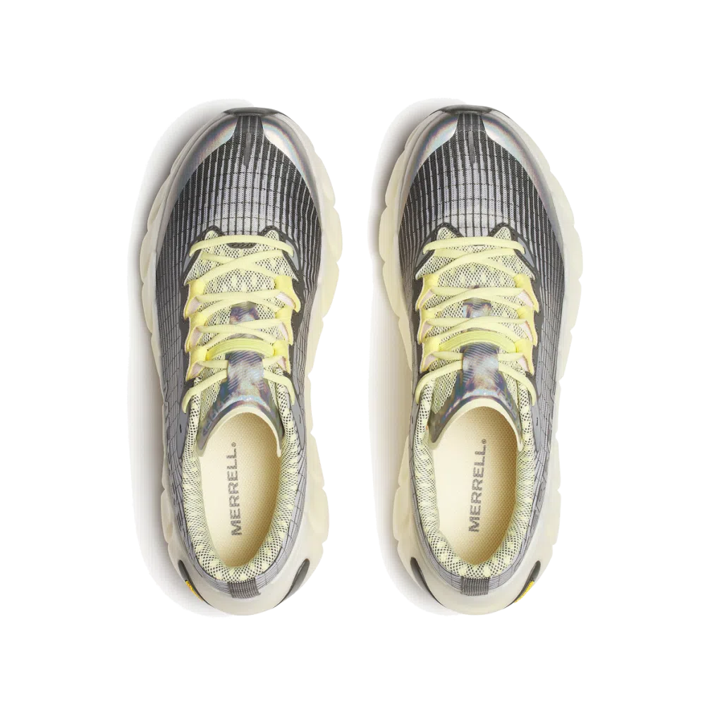 Par de ténis desportivos Merrell cinza e amarelo vistos de cima