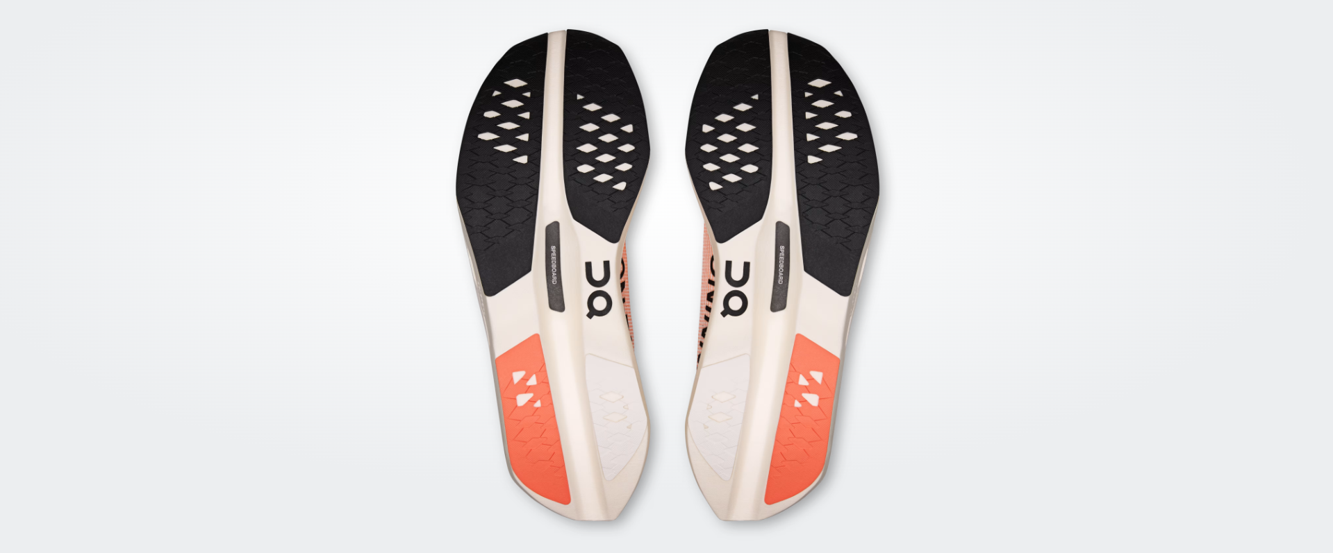 Solas de sapatilhas desportivas creme, preto e laranja com texto SPEEDBOARD e logotipo on