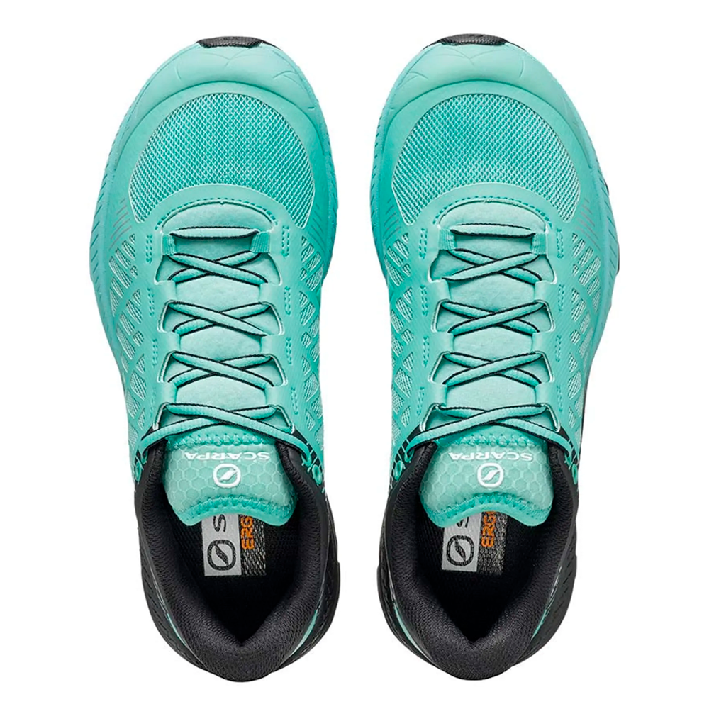 Ténis desportivos azul turquesa vistos de cima