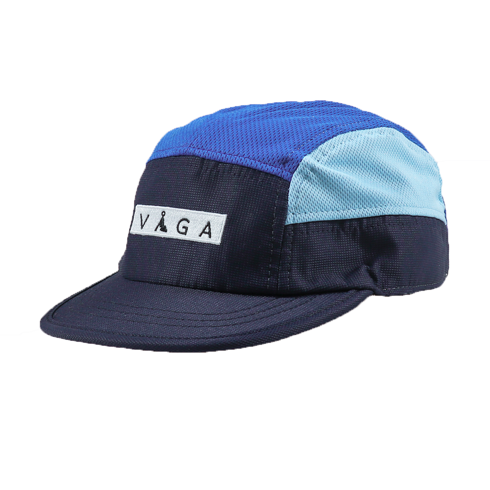 Boné azul em vários tons com etiqueta VÃGA no painel frontal